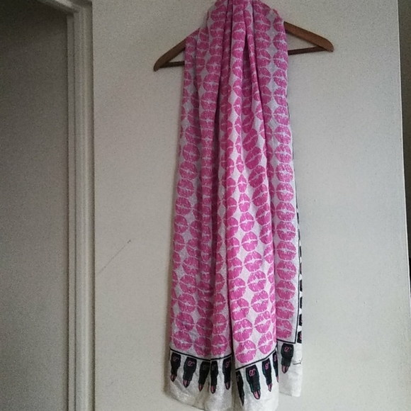 Betsey Johnson Lips&Lipstick Silver Metallic Scarf - Picture 6 of 6